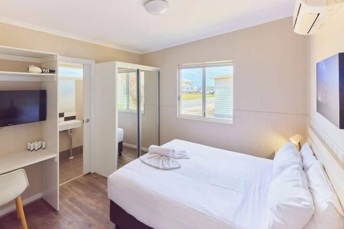 Iron/ironing board, free WiFi, bed sheets