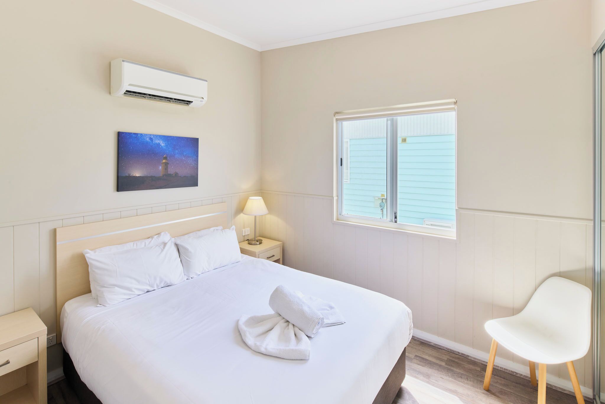 Tabla de planchar con plancha, wifi gratis, ropa de cama