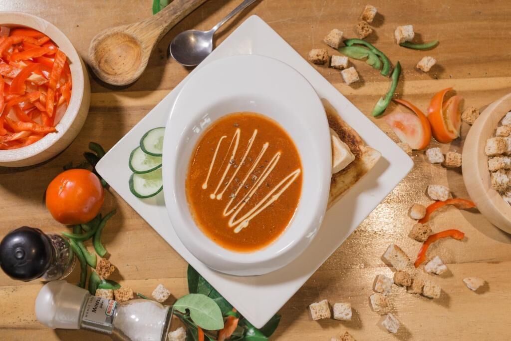 breakfast, lunch, dinner served; international cuisine