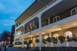 Exterior - Kingsley's Hotel and Gastro Pub (Mabalacat City)