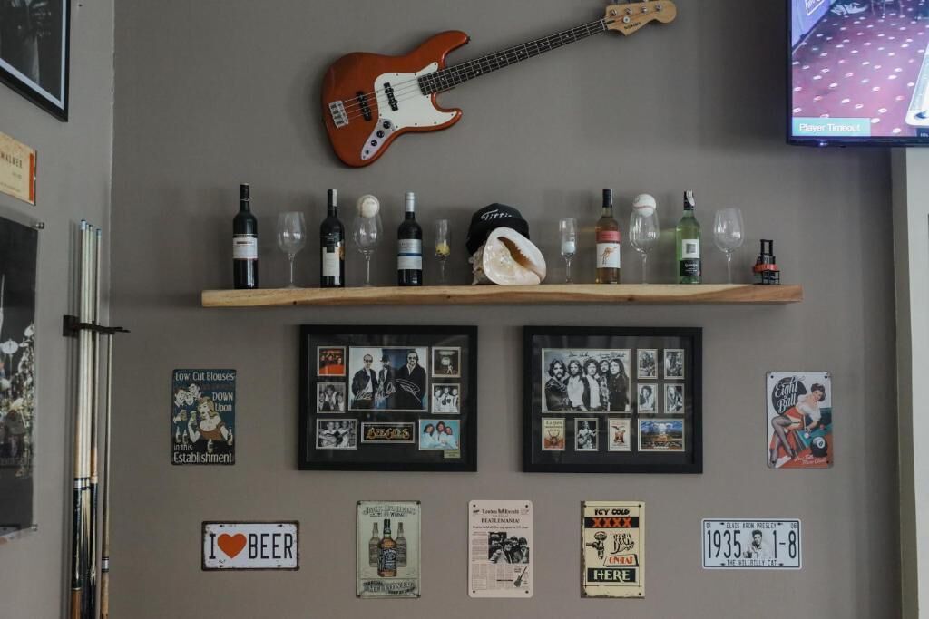 breakfast, lunch, dinner served; international cuisine