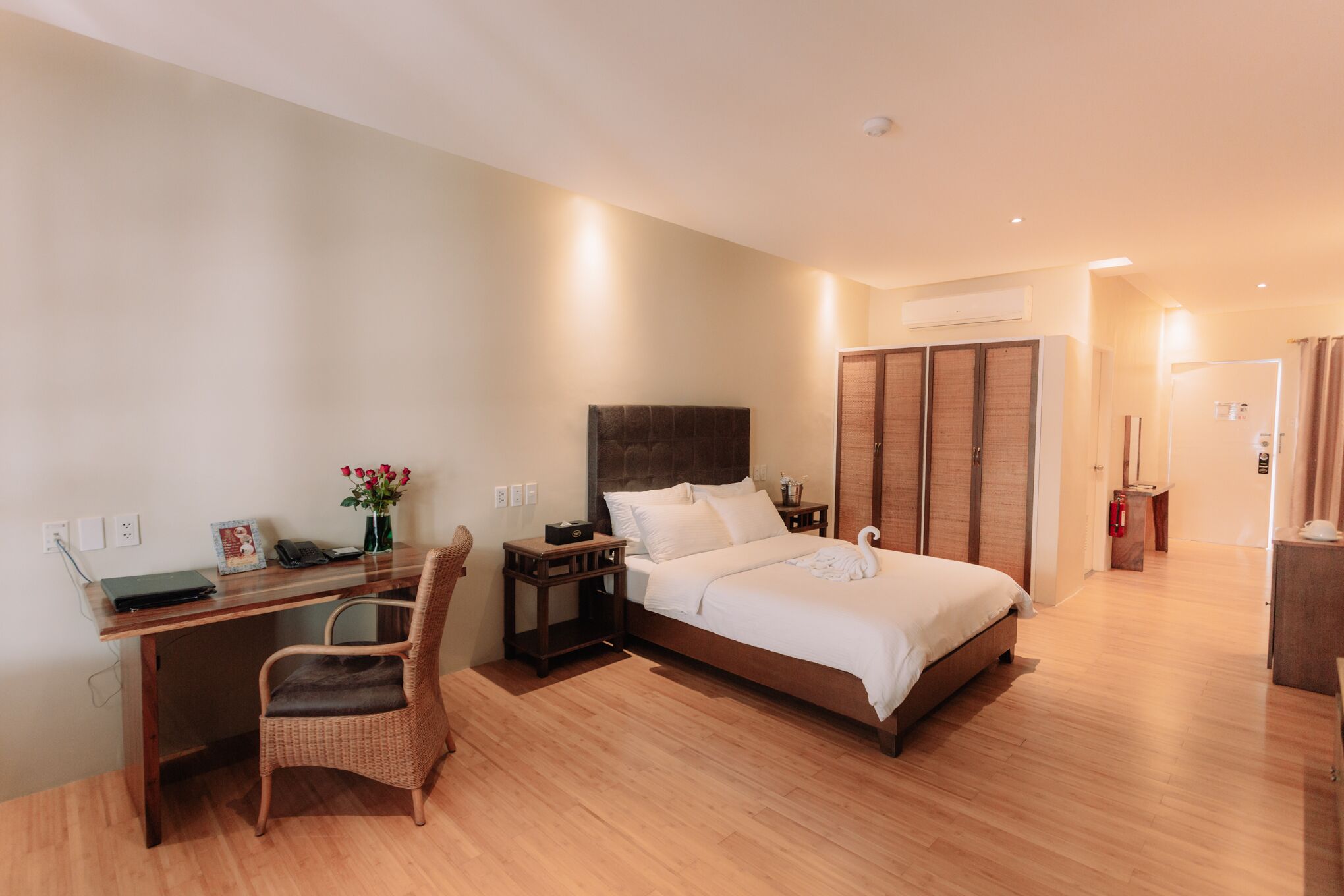 deluxe room, balcony | minibar, in-room safe, desk, blackout curtains