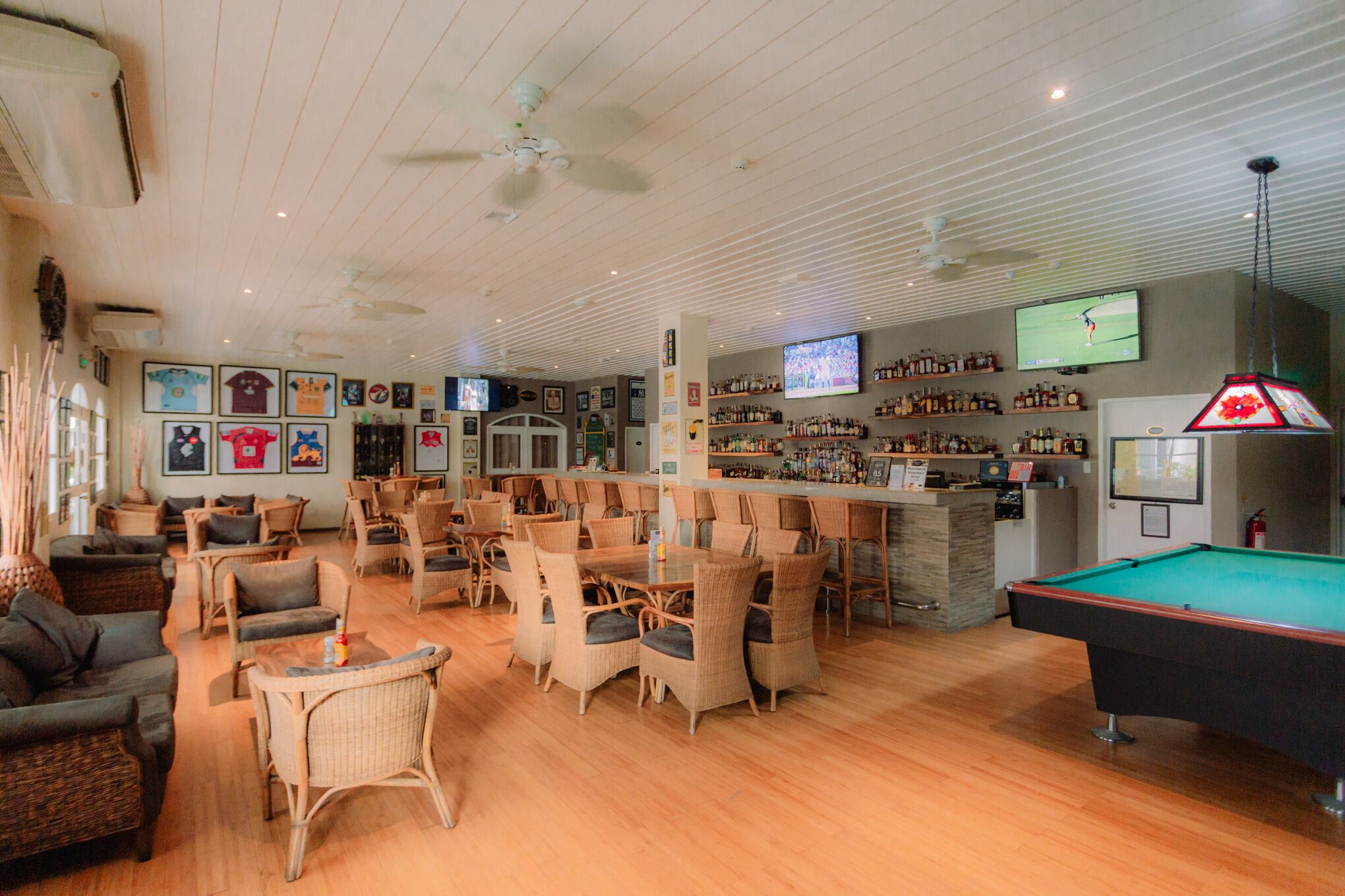 breakfast, lunch, dinner served; international cuisine