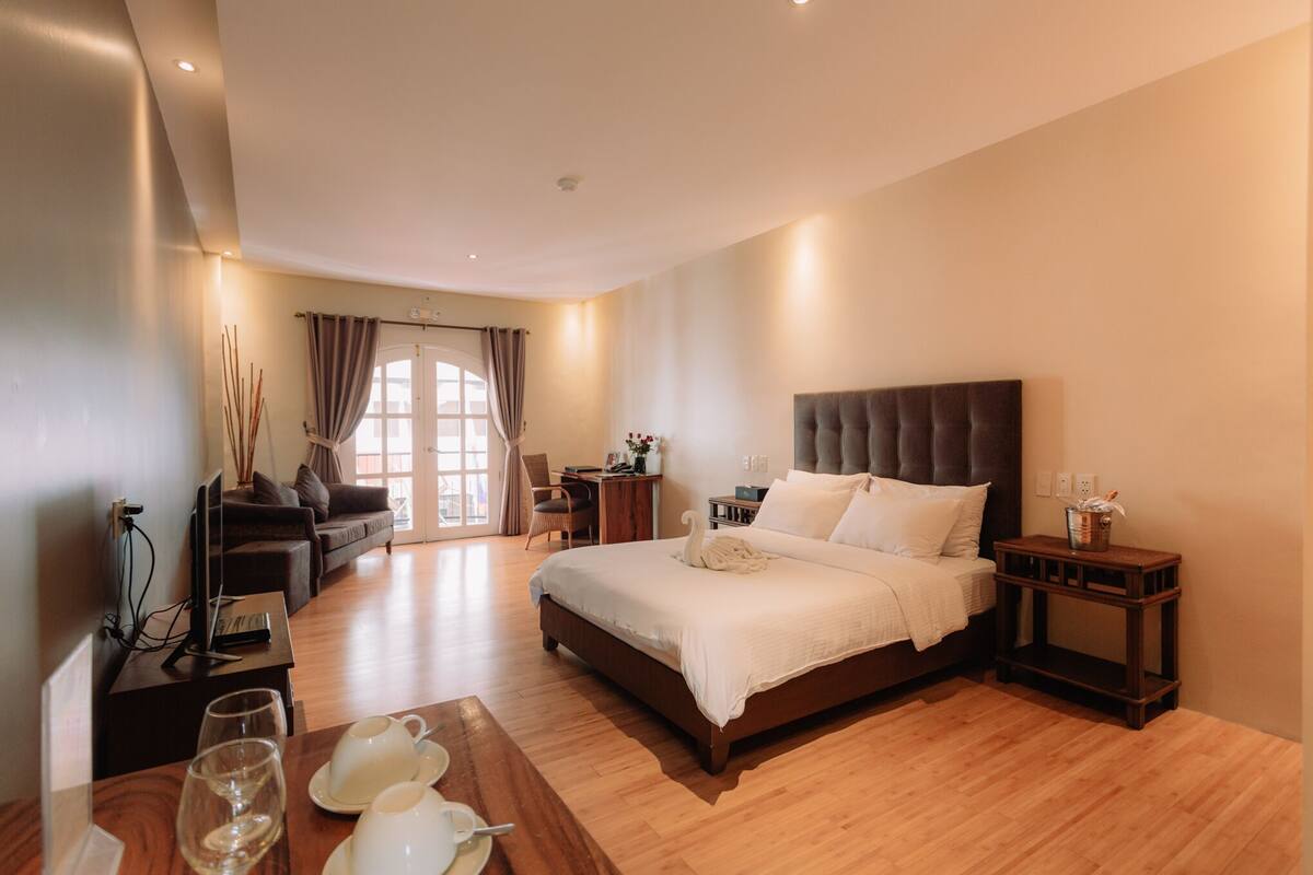 deluxe room, balcony | minibar, in-room safe, desk, blackout curtains