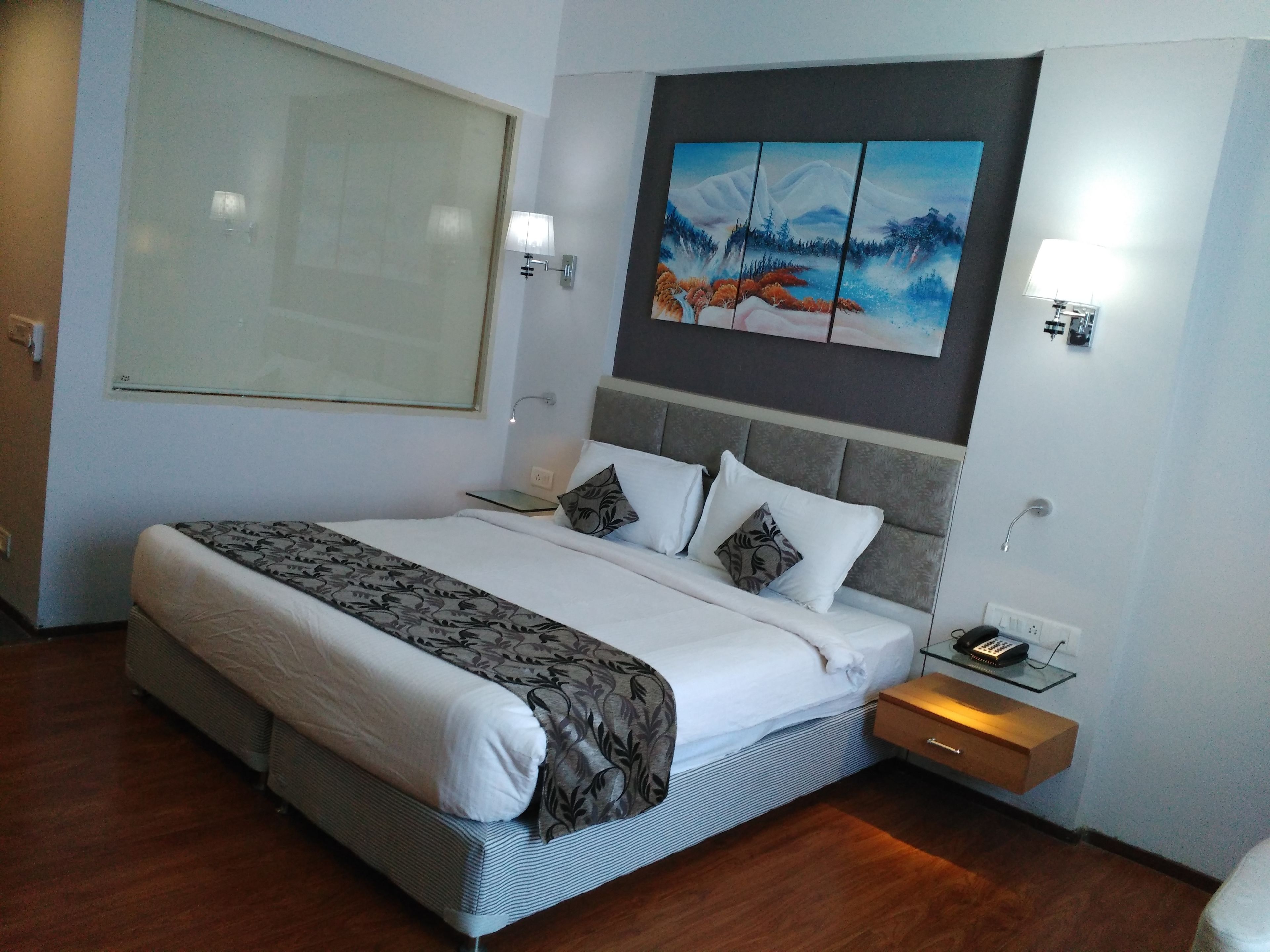 Premium bedding, minibar, in-room safe, desk