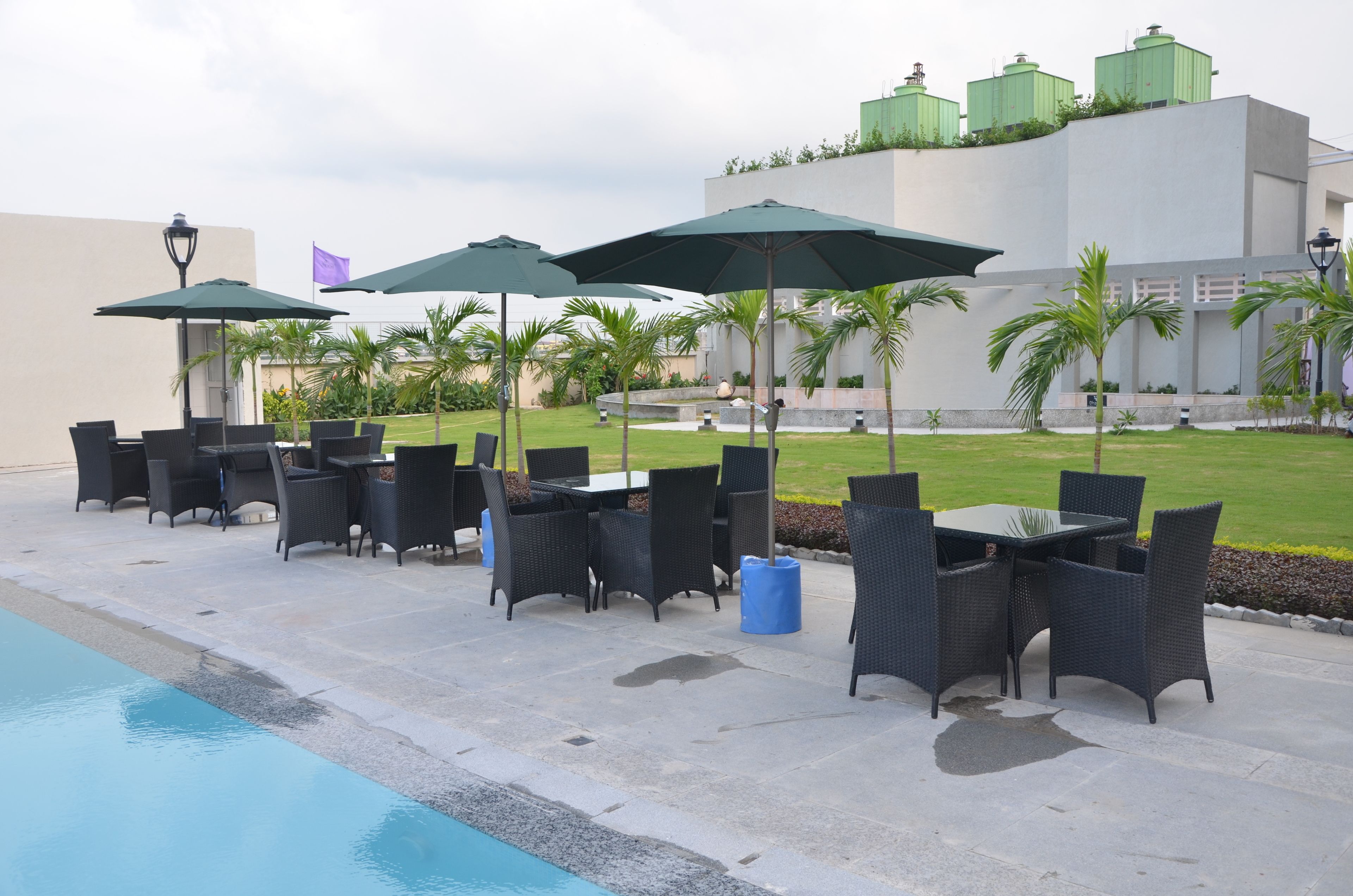 室外游泳池，07:00 至 19:00 开放，池畔遮阳伞