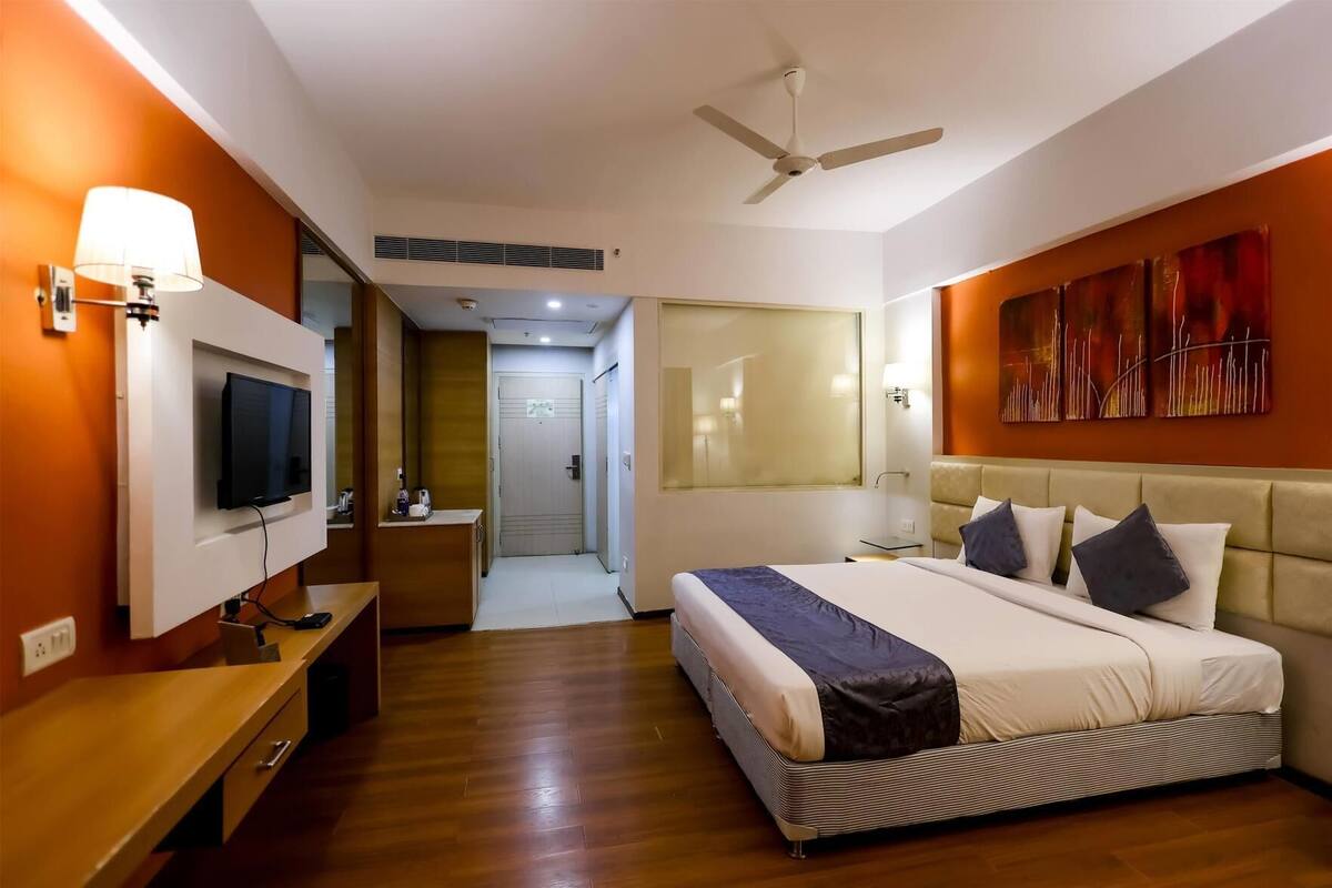 Premium bedding, minibar, in-room safe, desk