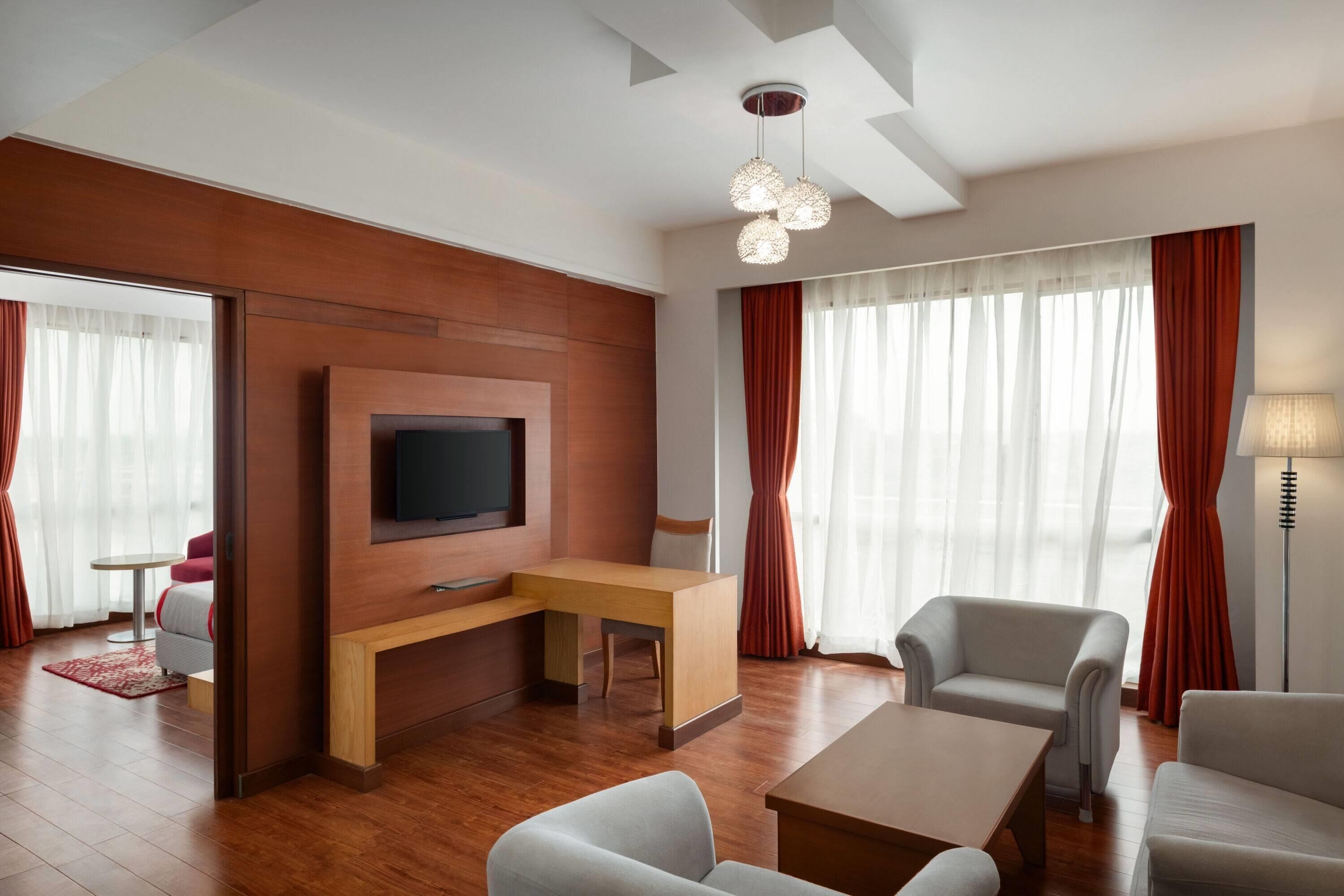 Suíte, 1 cama King | Roupas de cama premium, frigobar, cofres nos quartos, escrivaninha
