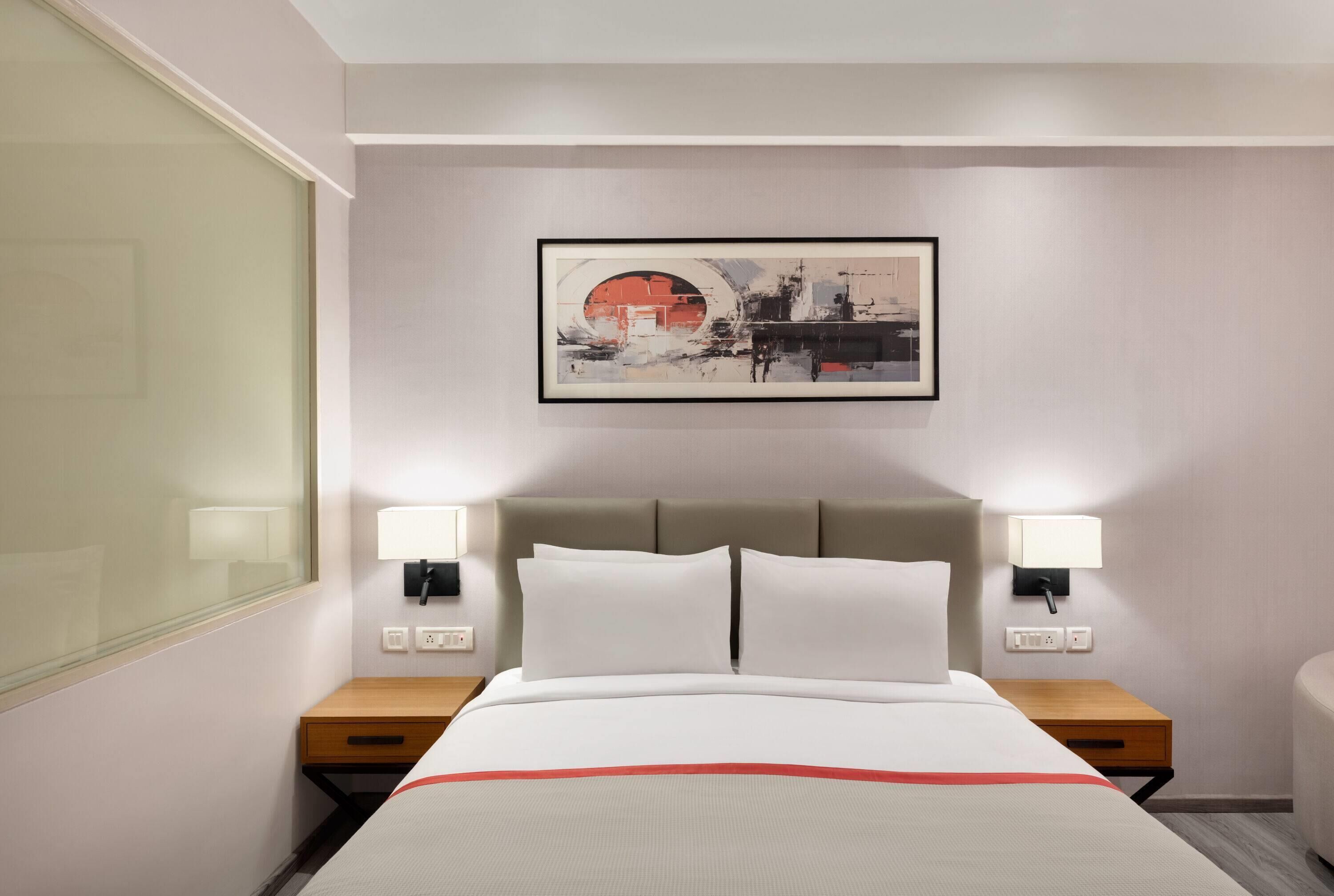 Peralatan tempat tidur premium, bar mini, peti besi dalam bilik, meja 