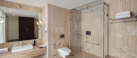 Articles de toilette (gratuits), séchoir à cheveux, pantoufles