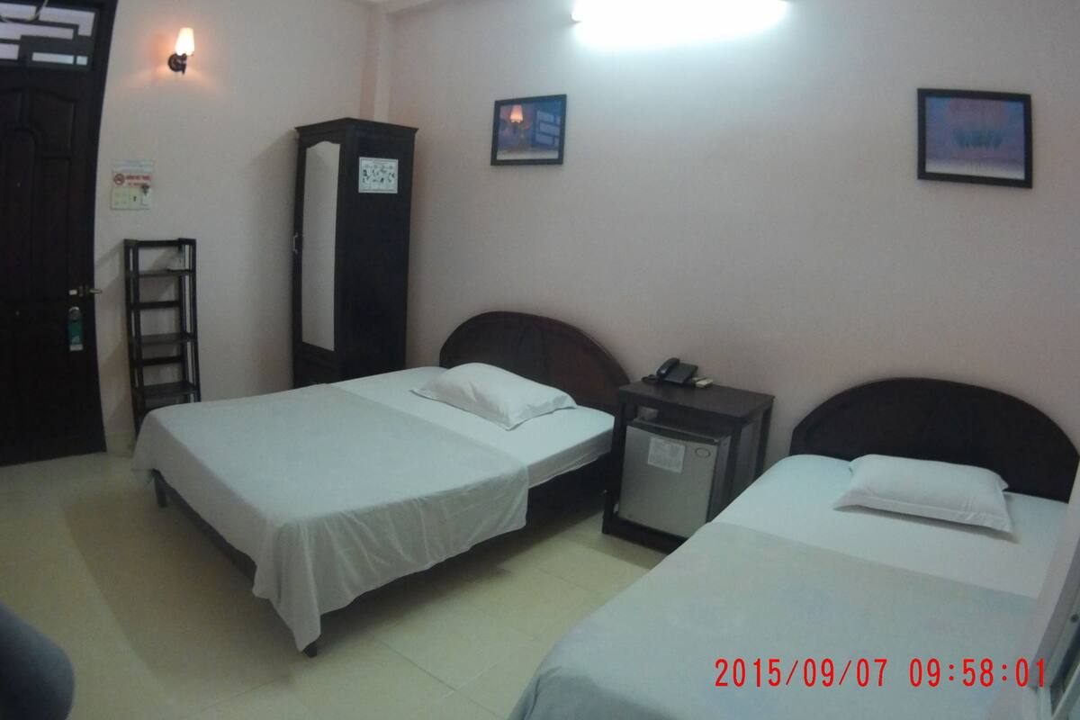Economy Twin Room (no window) 4 pax | Minibar, una scrivania, Wi-Fi gratuito