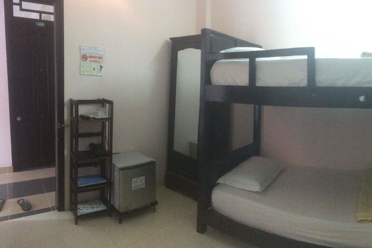 Economy Twin Room (no window)