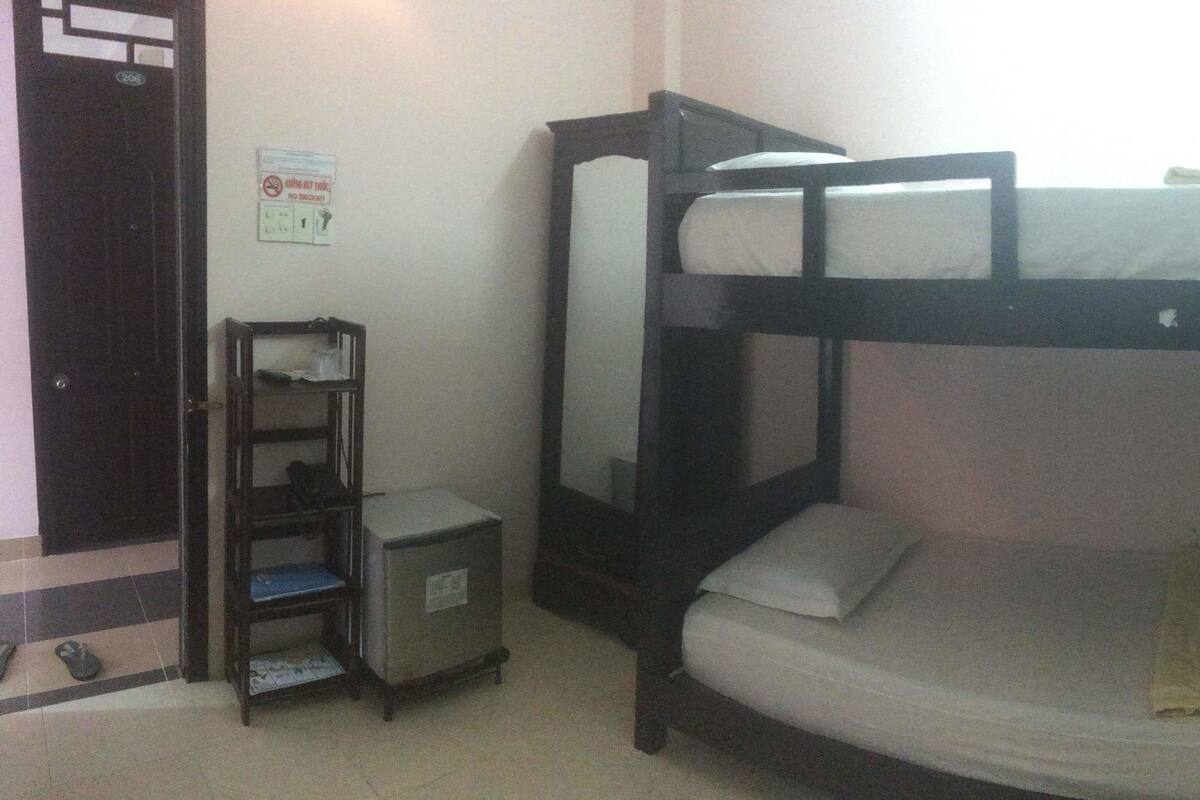 Economy Twin Room (no window) | Minibar, una scrivania, Wi-Fi gratuito