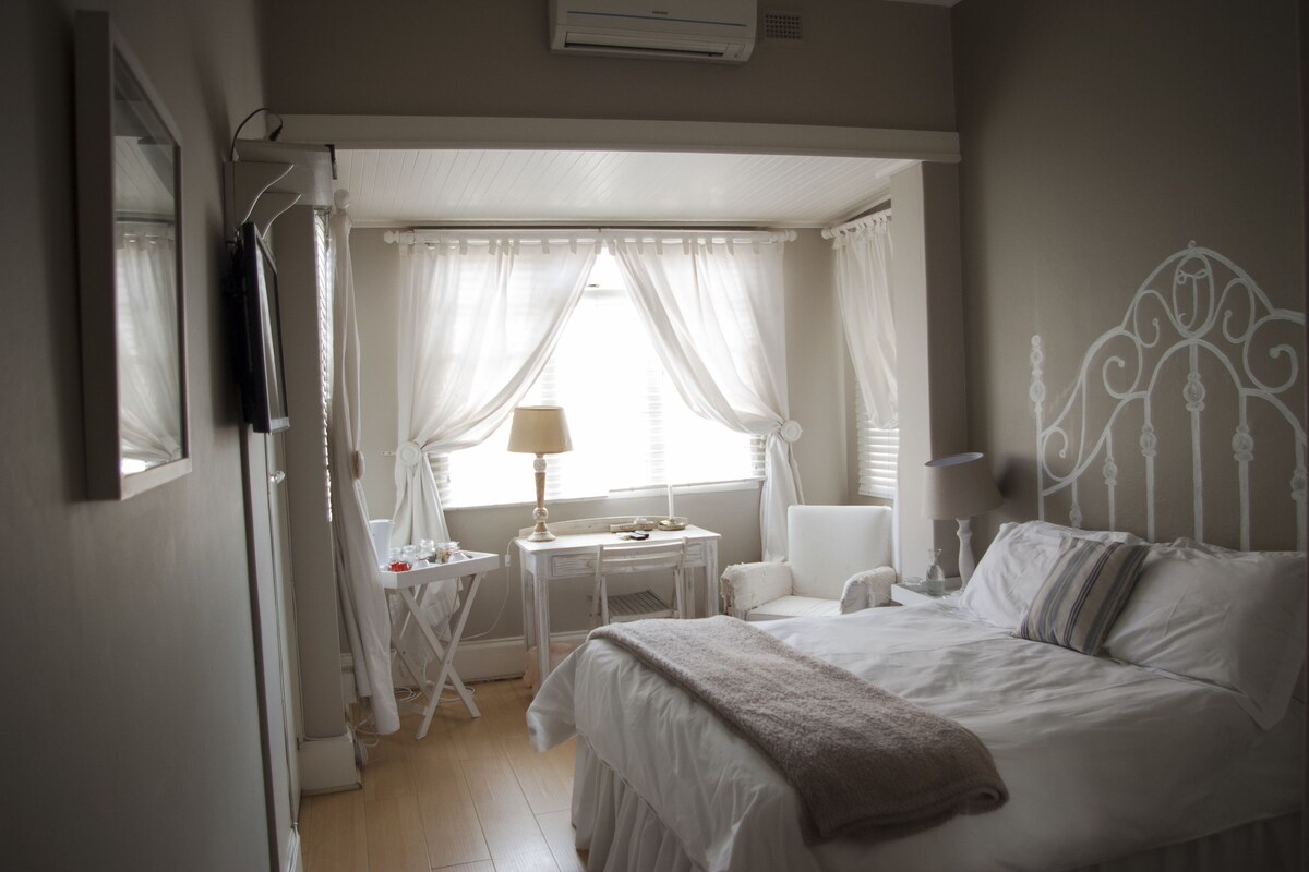 Huone (Cape Cod Room) | 1 makuuhuone, tallelokero huoneessa, yksilöllisesti sisustettu, työpöytä