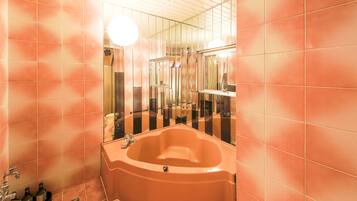 Ducha y bañera combinadas y artículos de higiene personal gratuitos