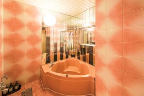 Duschwanne, kostenlose Toilettenartikel, Bademäntel, Hausschuhe