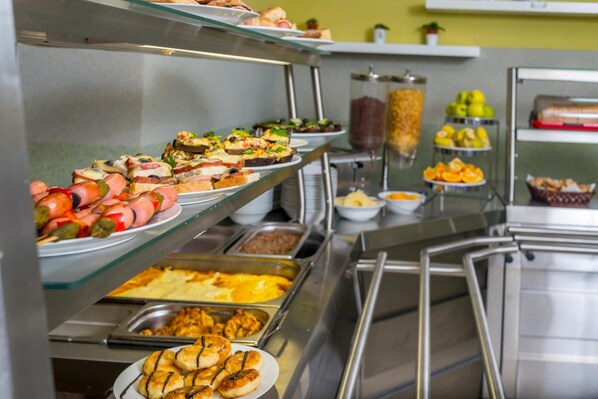 Breakfast and lunch served, Russian cuisine