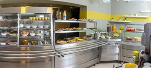 Breakfast and lunch served, Russian cuisine - Otel Elisa Inn (Zelenogradsk)