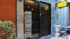 Property entrance - Buff Hostel (Bangkok)