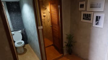 Shower, free toiletries