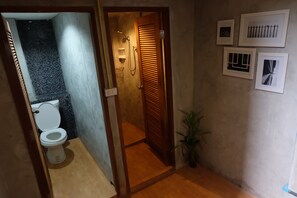 Shower, free toiletries - Buff Hostel (Bangkok)