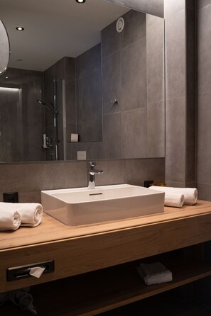 Panoramic Double Room | In-room safe, desk, soundproofing, travel crib - Hotel Post (Prutz)