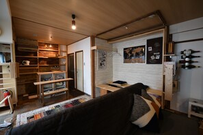 City-Zweibettzimmer | Essbereich im Zimmer