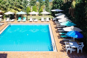 2 piscines extérieures, piscine chauffée, parasols de plage