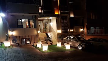 住宿正面 (夜晚)
