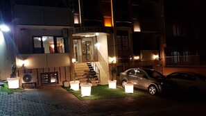 Vista frontal de la propiedad por la tarde o noche