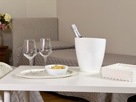 Minibar, cunas, wifi gratis y ropa de cama 