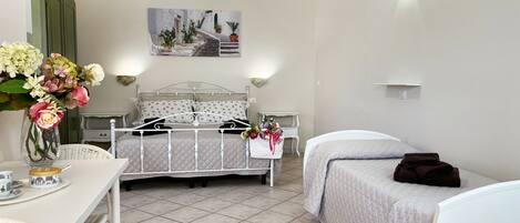 Un dormitorio con cama, mesita de noche y un cuadro en la pared.