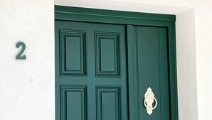 A green door with a number '2' on the wall to the left. - La Maison One B&B (Carovigno)
