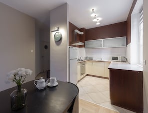 Appartamento Comfort, 1 camera da letto, vista città | Angolo cottura privato | Frigorifero, microonde, forno, lavastoviglie