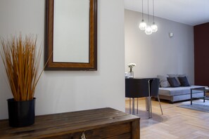 Apartamento conforto, 1 quarto, vista para a cidade | Sala de estar | TV de tela plana 40 polegadas com canais a cabo, TV