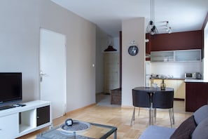 Appartamento Comfort, 1 camera da letto, vista città | Area soggiorno | TV a schermo piatto 40 pollici con canali via cavo, TV