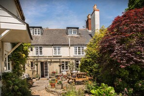 Courtyard - Ammonite Lodge Guest House (Chard)