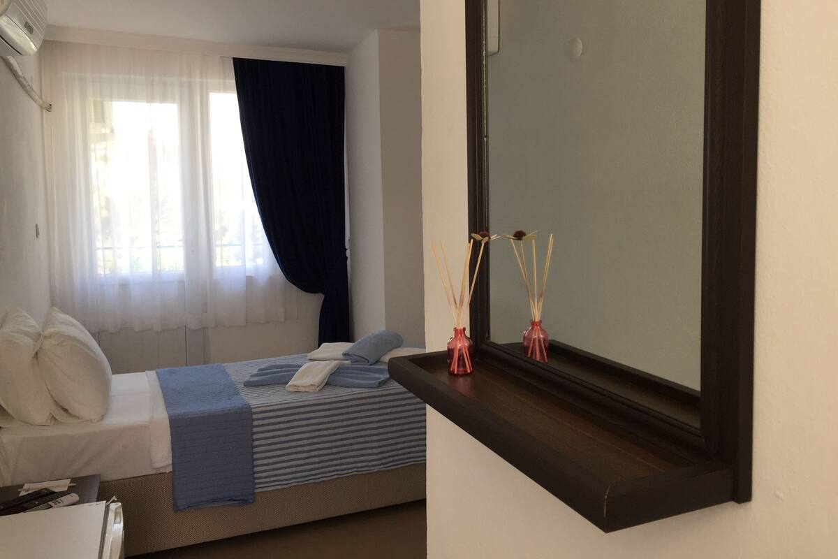 Quarto solteiro econômico | Edredons de pluma, cofres nos quartos, cortinas blackout