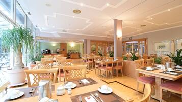 Desayuno buffet todos los días (con cargo)