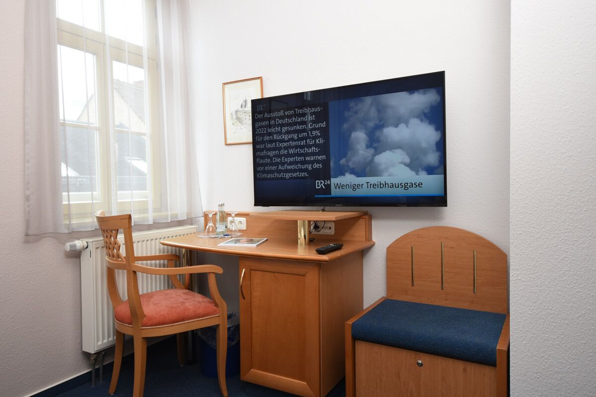 hypo-allergenic bedding, desk, blackout curtains, cots/infant beds