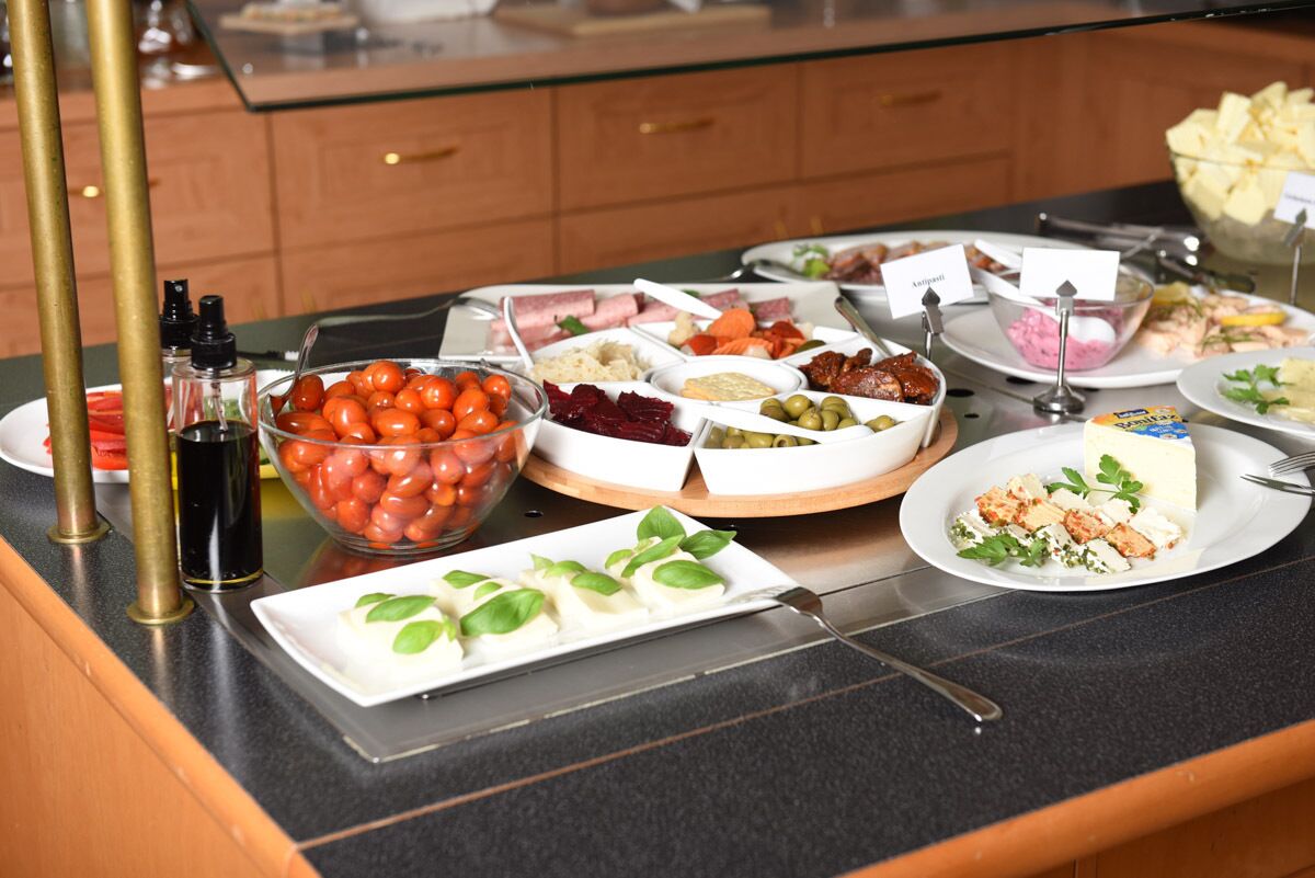 daily buffet breakfast for a fee