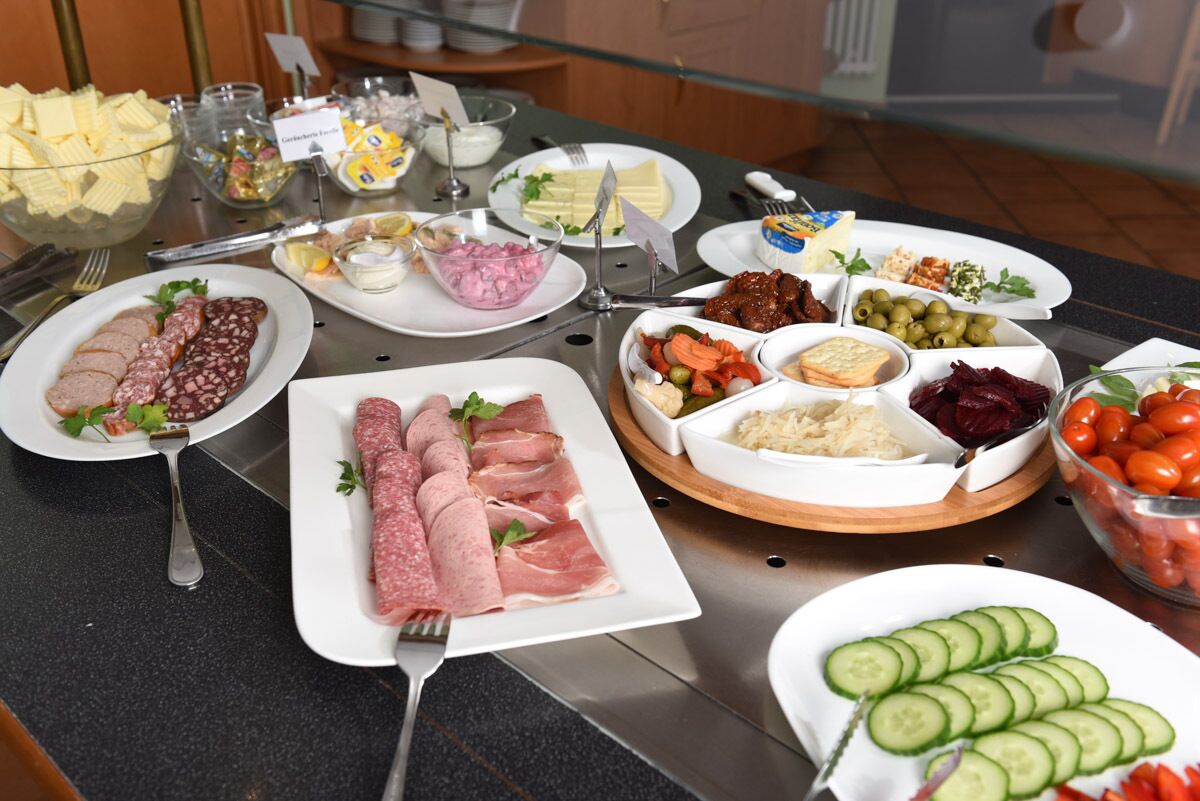 daily buffet breakfast for a fee