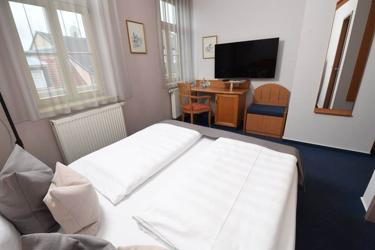 economy room, 1 double bed | hypo-allergenic bedding, desk, blackout curtains, cots/infant beds