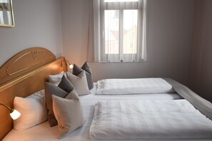 Standard Room | Hypo-allergenic bedding, desk, blackout drapes, cribs/infant beds - Hotel Anna Amalia (Weimar)