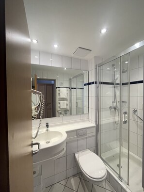 Economy Single Room, 1 Twin Bed | Bathroom | Free toiletries, hair dryer, towels - Hotel Anna Amalia (Weimar)