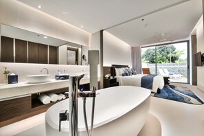 2 Bedrooms, Garden Pool Suite - Free Transfer to Dream Beach Club | 욕실 | 무료 세면용품, 헤어드라이어, 목욕가운, 슬리퍼