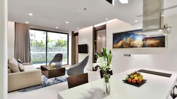 2 Bedrooms, Garden Pool Suite - Free Transfer to Dream Beach Club | Oleskelualue | Taulutelevisio