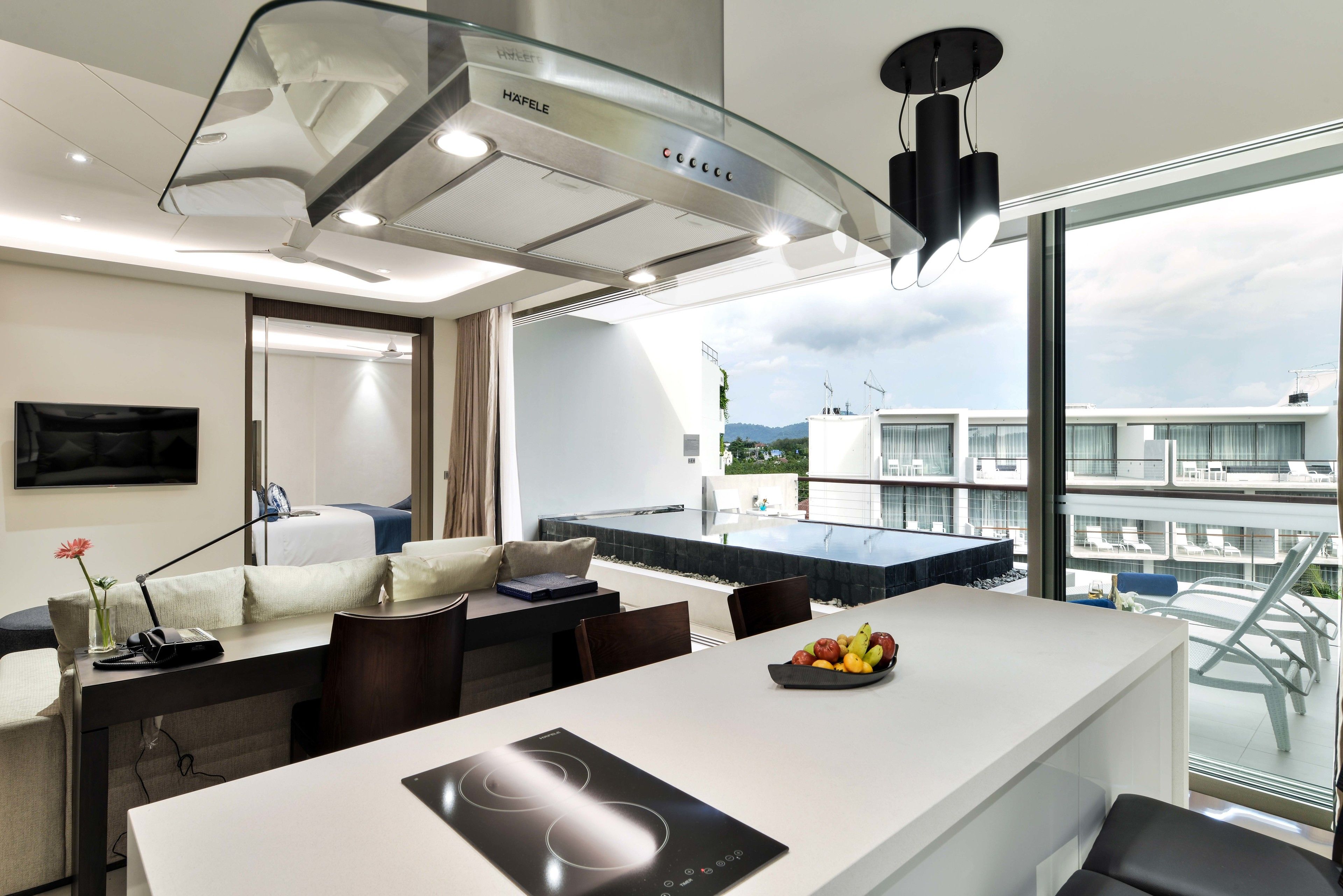 Sky Pool Suite - Free Transfer to Dream Beach Club | Minibaari, tallelokero huoneessa, työpöytä