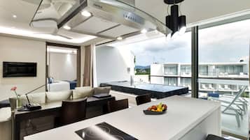 Sky Pool Suite - Free Transfer to Dream Beach Club | Minibar, in-room safe, desk, laptop workspace