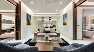 2 Bedrooms, Grand Pool Suite - Free Transfer to Dream Beach Club | Minibar, safe på rommet, skrivebord og skrivebord for bærbar PC